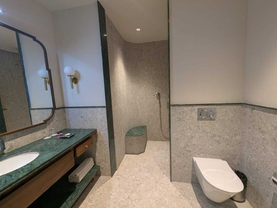 Club Room | Bathroom | Shower, free toiletries, towels