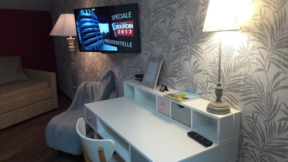 Desk, soundproofing, free WiFi, bed sheets