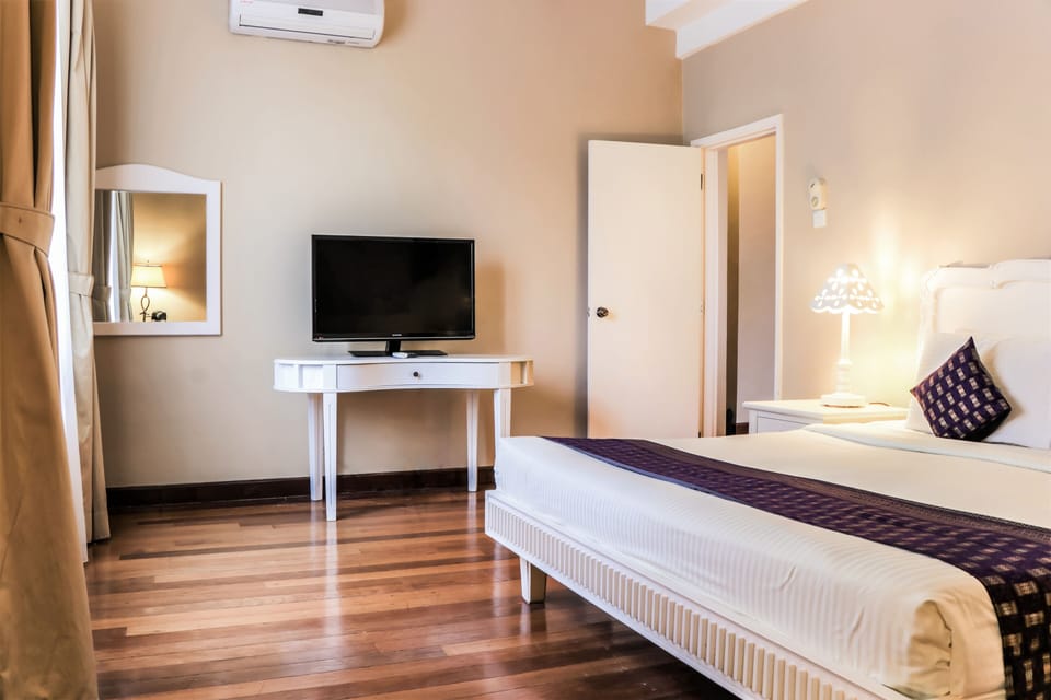 Family Room, 2 Double Beds | Premium bedding, minibar, in-room safe, desk