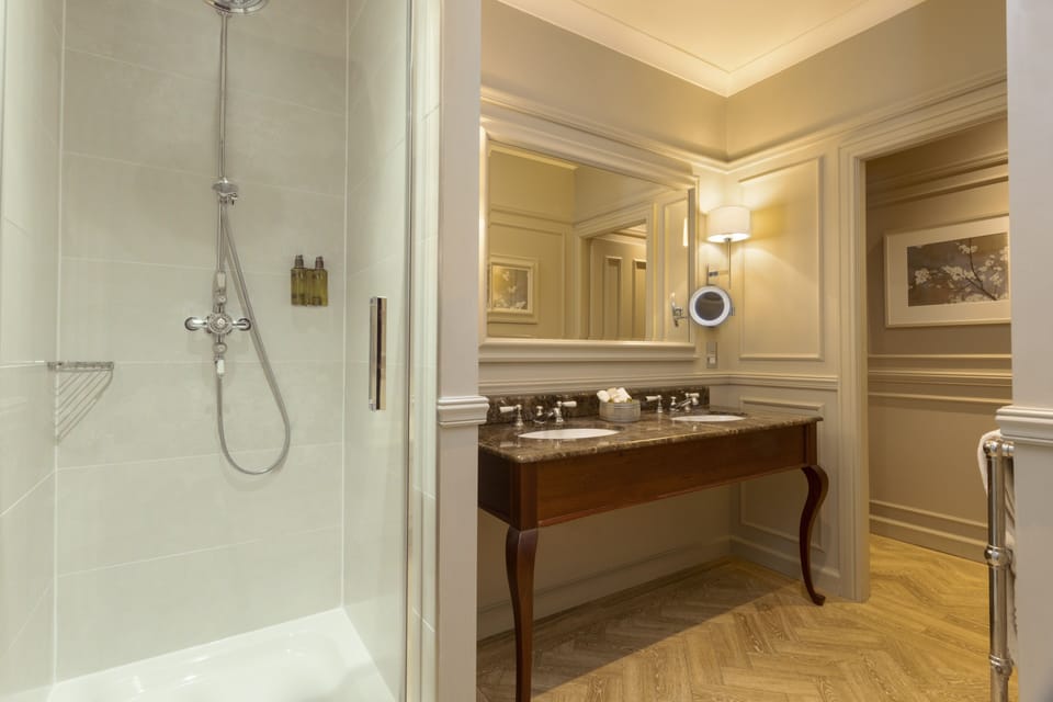 King Suite | Bathroom | Combined shower/tub, free toiletries, hair dryer, towels