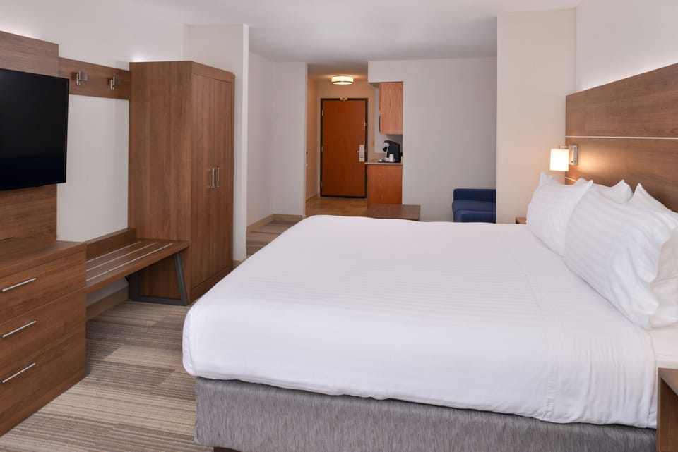 Suite, 1 King Bed with Sofa bed | Pillowtop beds, in-room safe, desk, iron/ironing board