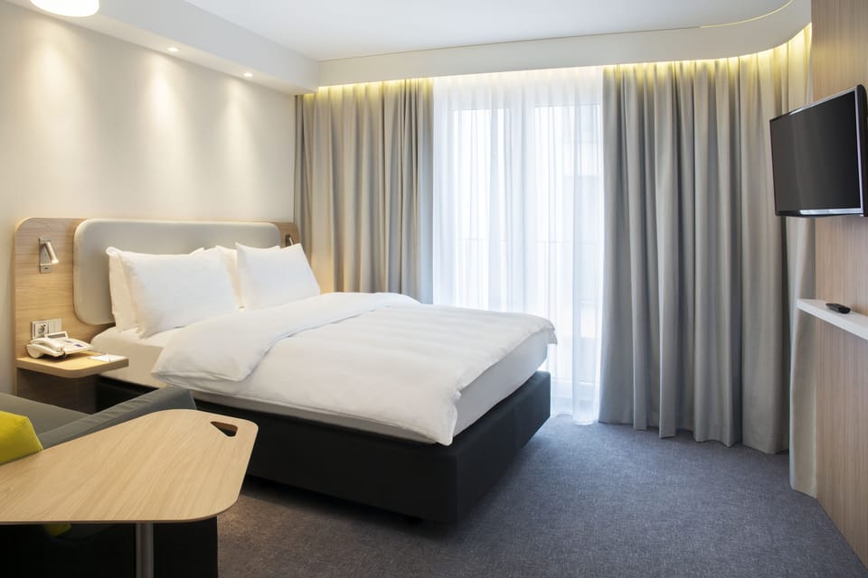 Premium bedding, in-room safe, desk, soundproofing