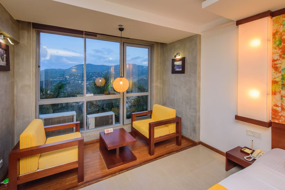 Deluxe Double Room | Living area | 32-inch LED TV with satellite channels, TV