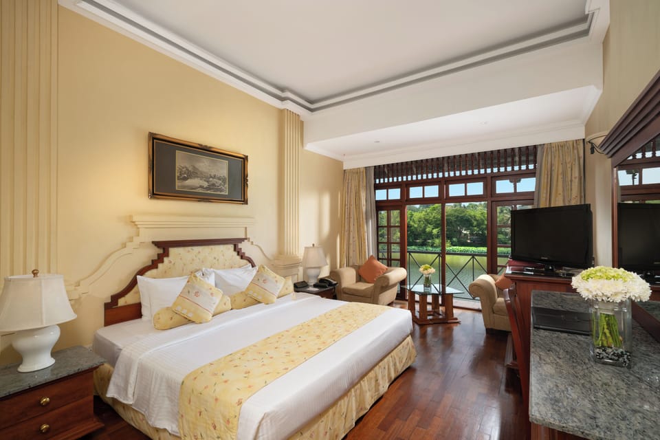 Deluxe Room River View | Minibar, in-room safe, desk, iron/ironing board