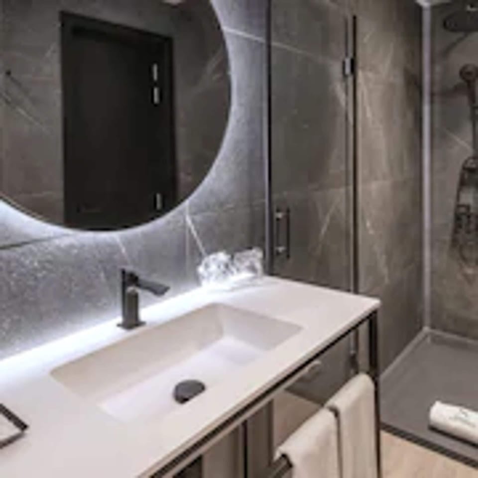 Combined shower/tub, free toiletries, hair dryer, bathrobes