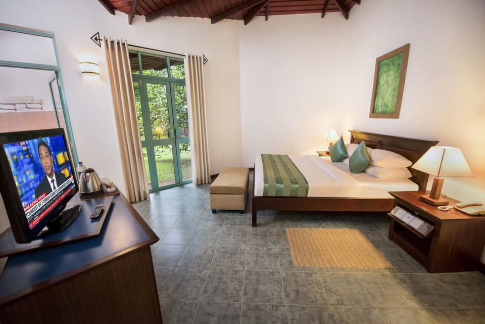 Deluxe Room | Minibar, in-room safe, desk, iron/ironing board