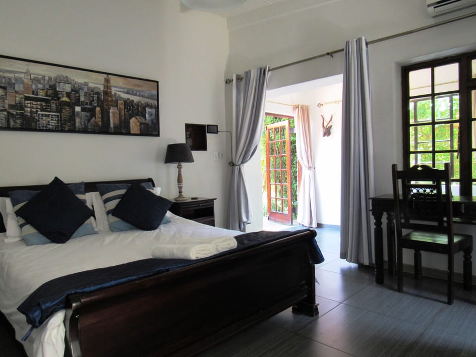 Deluxe Room, 1 Bedroom, Poolside | Premium bedding, in-room safe, desk, blackout drapes