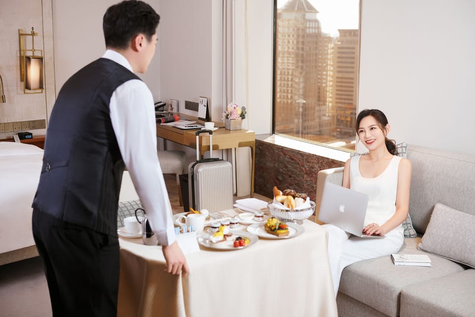 Horizon, Deluxe Room, 1 King Bed | In-room dining