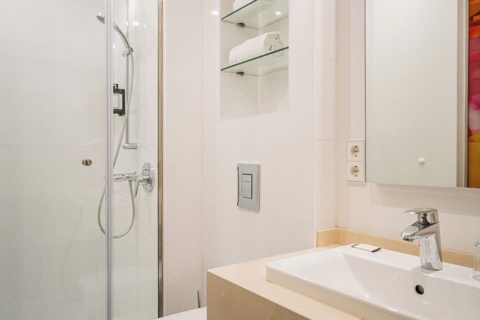 Single Room | Bathroom | Shower, free toiletries, hair dryer, towels