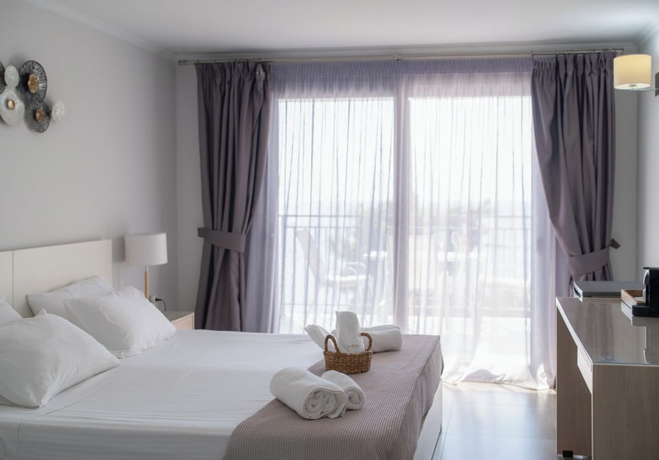 Superior Double or Twin Room, Sea View | In-room safe, free WiFi, bed sheets