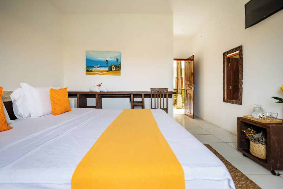 Standard Room (Primeiro Andar) | Minibar, in-room safe, desk, blackout drapes