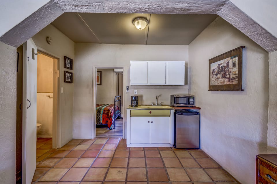 Room, 2 Queen Beds | Private kitchen | Fridge, microwave, coffee/tea maker, cookware/dishes/utensils