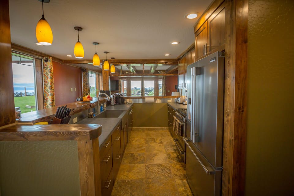 House, 3 Bedrooms, Hot Tub & Sauna, Ocean View (Lupine) | Private kitchen | Microwave, coffee/tea maker, paper towels, dining tables