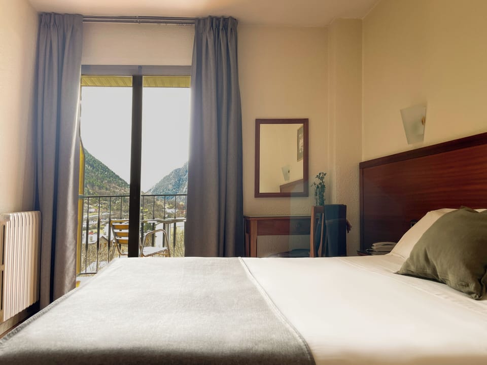 Cribs/infant beds, free WiFi, bed sheets