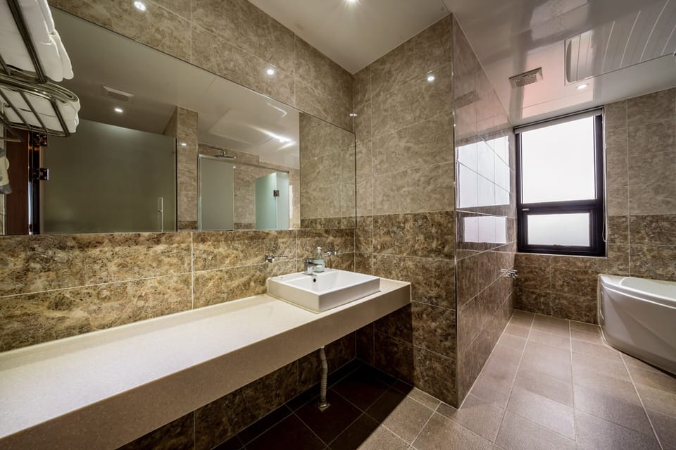 S - Superior | Bathroom | Hair dryer, slippers, towels, soap