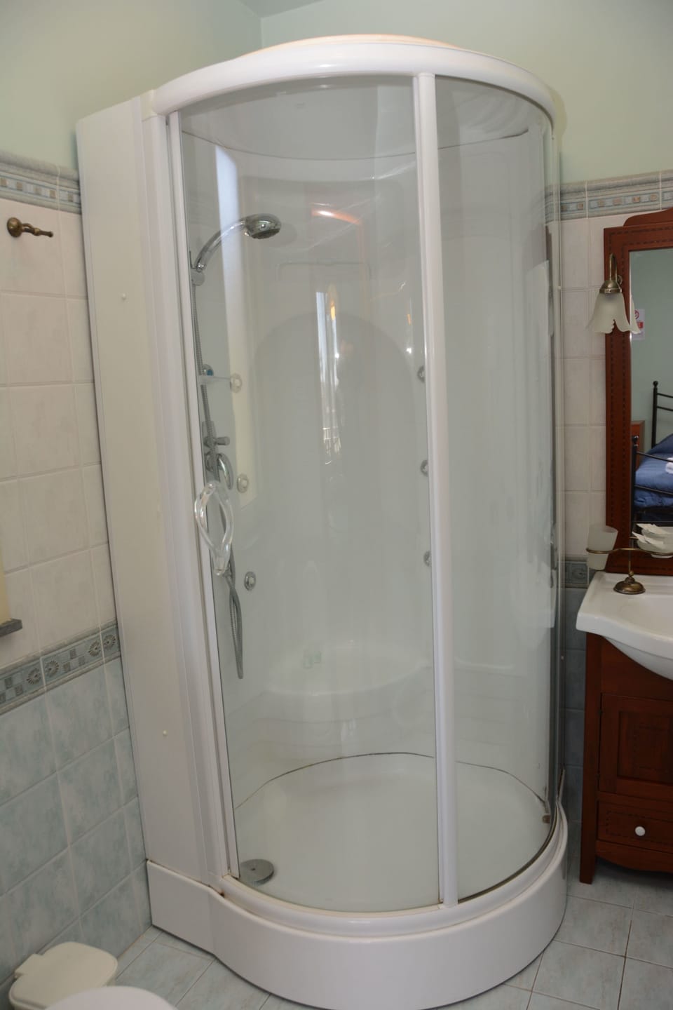 Suite, Balcony | Bathroom shower