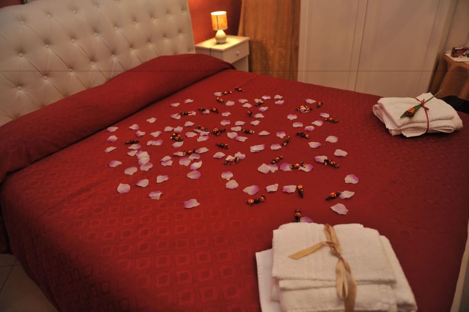 Deluxe Suite, Jetted Tub | Premium bedding, soundproofing, rollaway beds, free WiFi