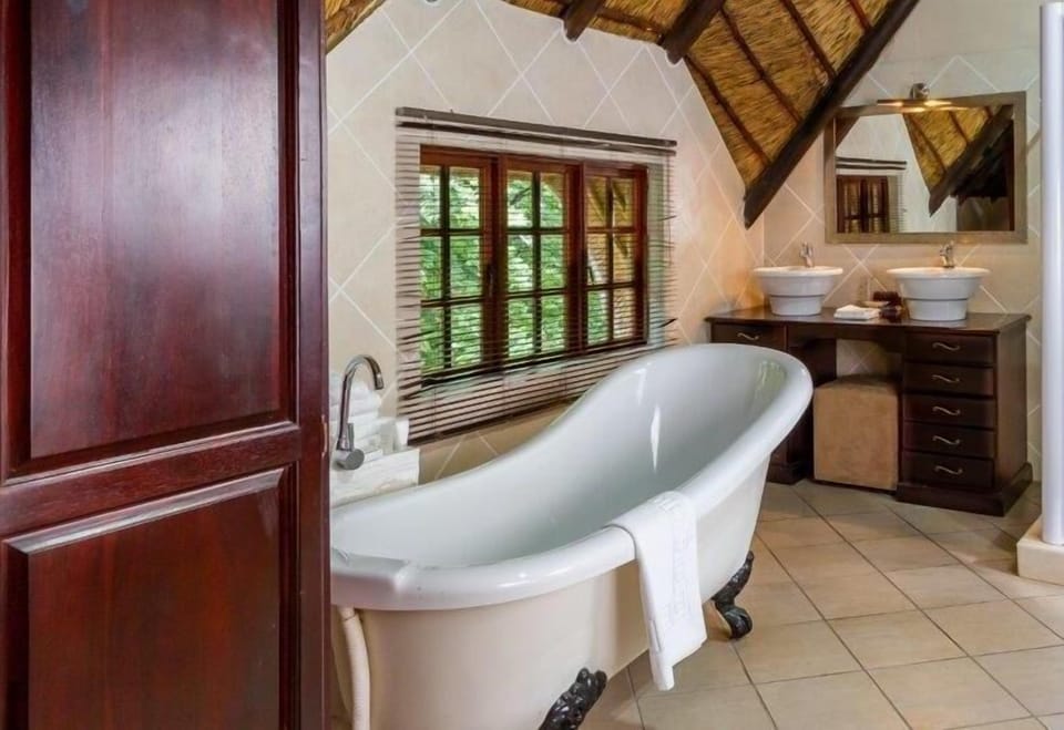 Deluxe Suite (6) | Bathroom | Free toiletries, hair dryer, bathrobes, slippers