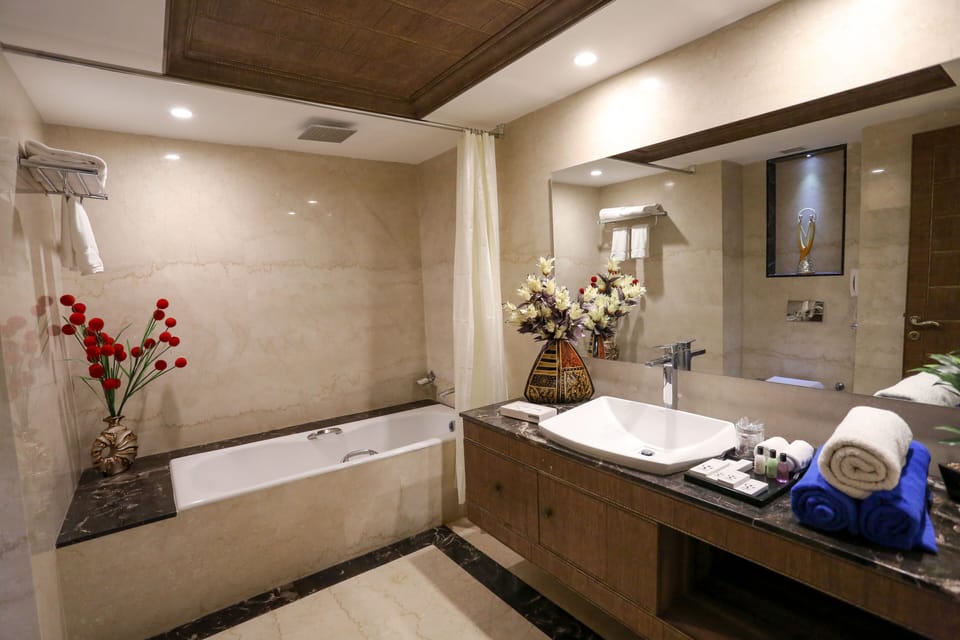Suite Room | Bathroom | Combined shower/tub, free toiletries, towels