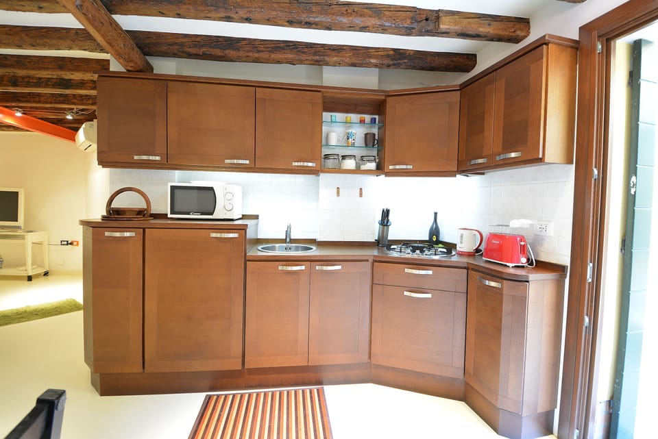 Single Room | Private kitchen | Fridge, microwave, stovetop, toaster