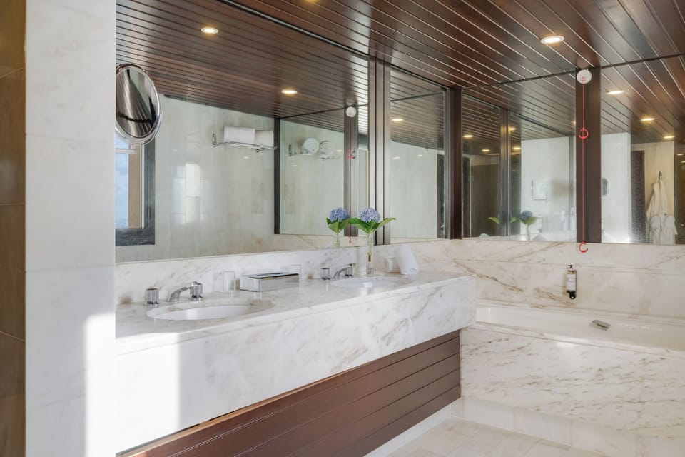 Suite, 1 Queen Bed, Sea View | Bathroom | Deep soaking tub, free toiletries, hair dryer, towels