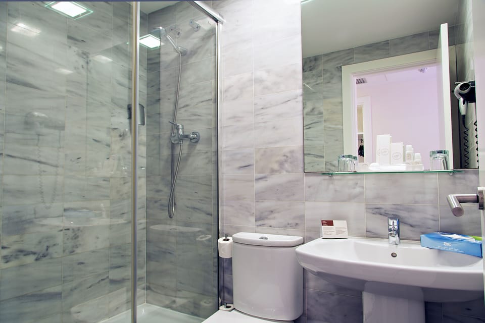 Basic Double Room, 1 Large Twin Bed, Non Smoking, Courtyard View | Bathroom | Hair dryer, soap, shampoo, toilet paper