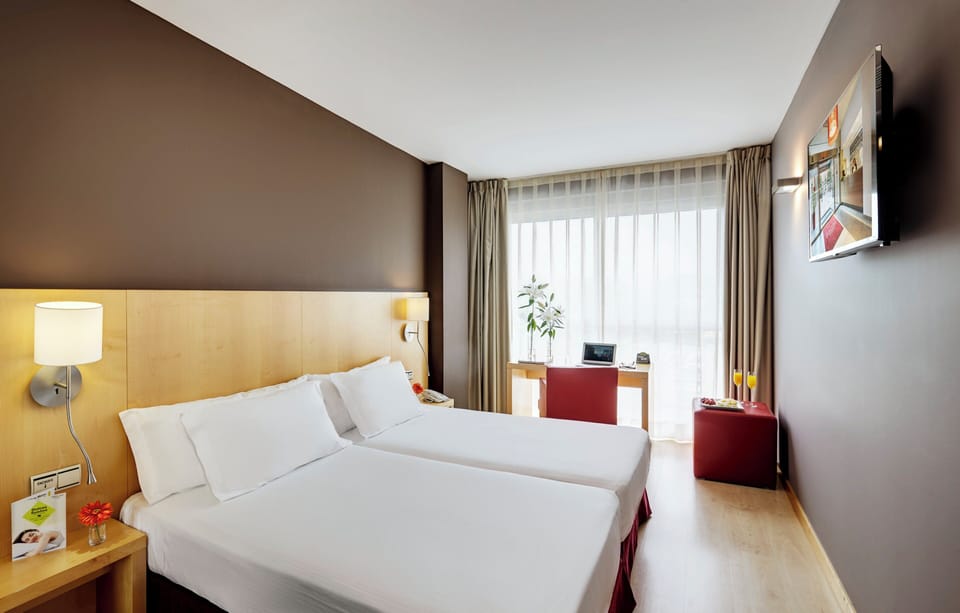 Classic Room | Minibar, in-room safe, desk, iron/ironing board (on request)