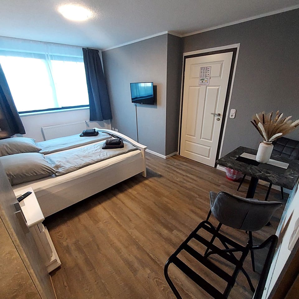 Basic Double Room, 1 Double Bed, Non Smoking, Park View | Free WiFi, bed sheets