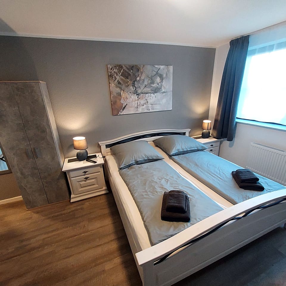Basic Double Room, 1 Double Bed, Non Smoking, Park View | Free WiFi, bed sheets