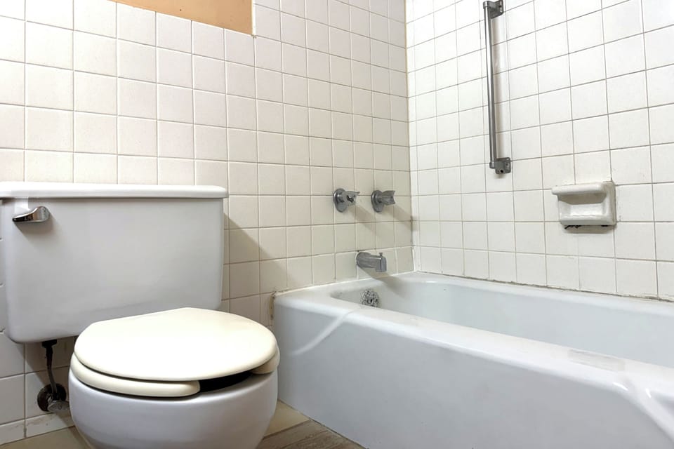 Deep soaking tub, free toiletries, towels