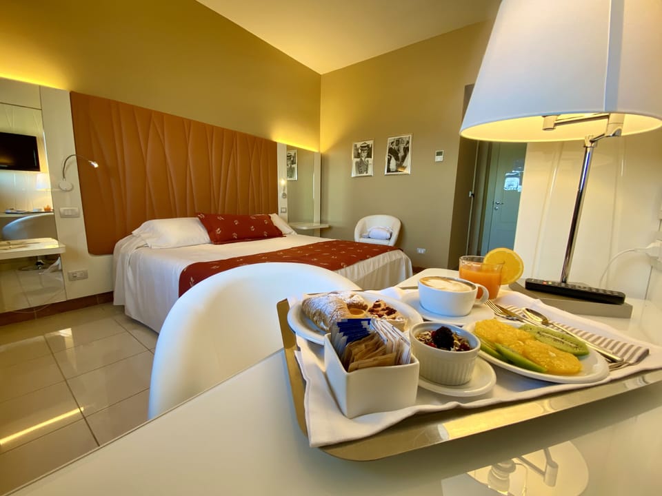 Deluxe Double Room, Sea View | Minibar, in-room safe, desk, soundproofing