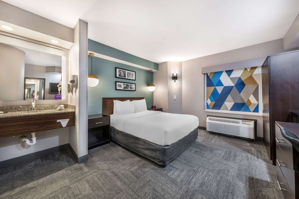 Standard Room, 1 Queen Bed, Non Smoking | In-room safe, desk, laptop workspace, iron/ironing board