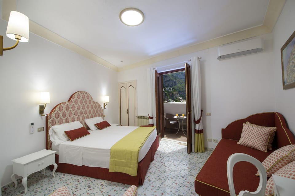NO VIEW Double Room | Minibar, in-room safe, desk, laptop workspace