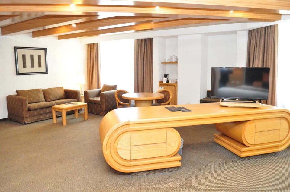 Junior Room | Living room | 32-inch LCD TV with cable channels, TV