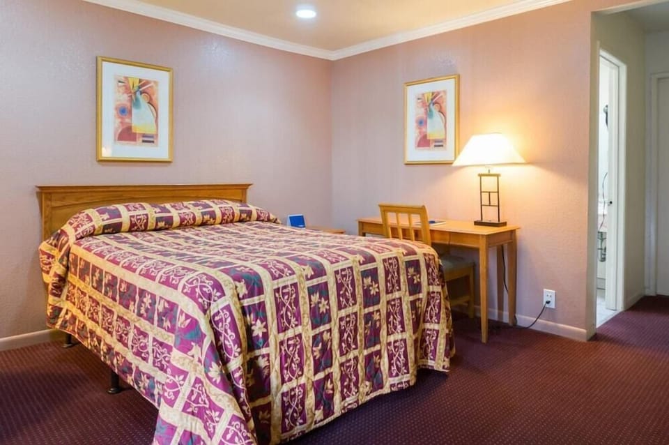 In-room safe, desk, free WiFi