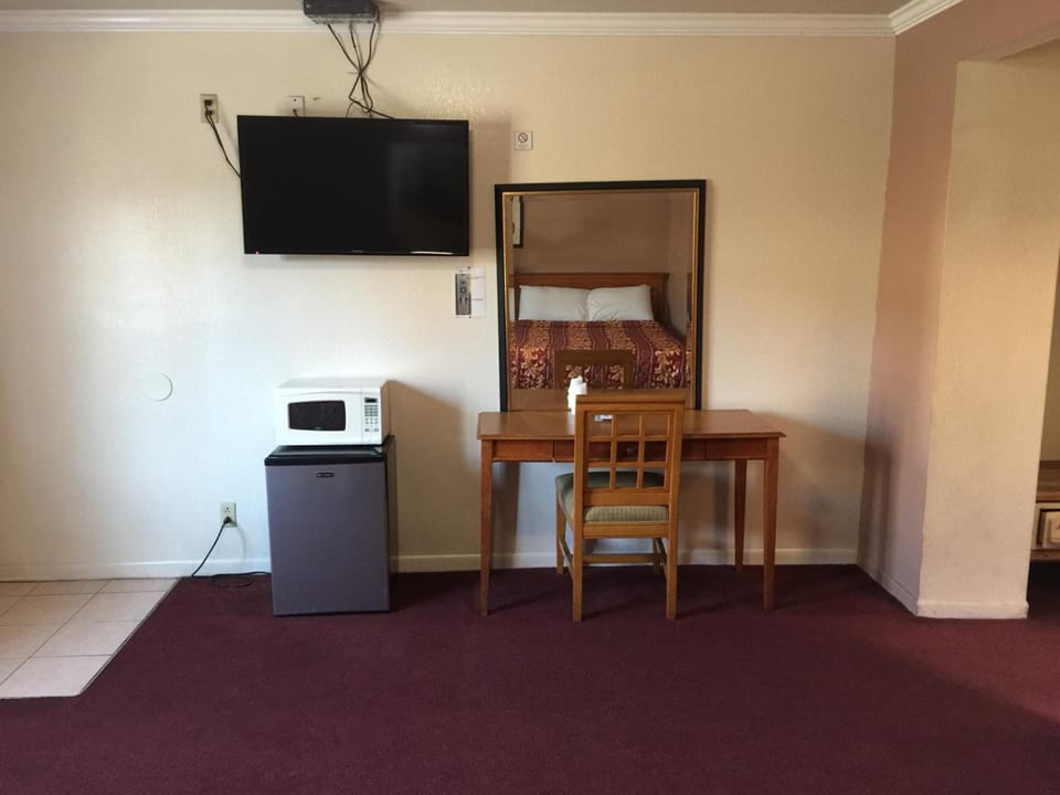 In-room safe, desk, free WiFi