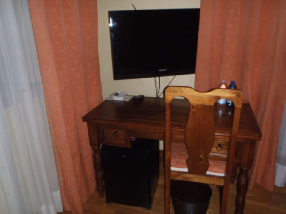 Desk, individually decorated, individually furnished, bed sheets