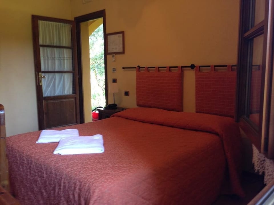 Room, 1 Double Bed | Individually decorated, individually furnished, desk, bed sheets