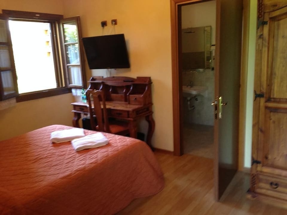Room, 1 Double Bed | Individually decorated, individually furnished, desk, bed sheets