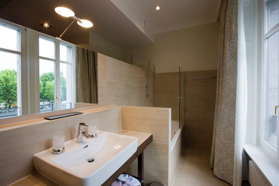 Deluxe Room, 1 Queen Bed, City View | Hypo-allergenic bedding, minibar, in-room safe, desk