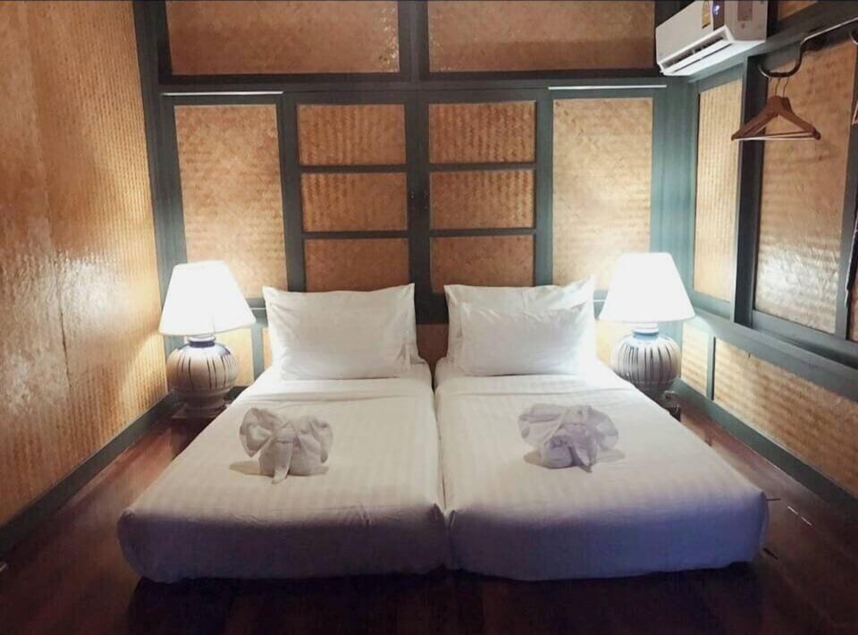 2 Bedroom Seaview | Minibar, rollaway beds, bed sheets