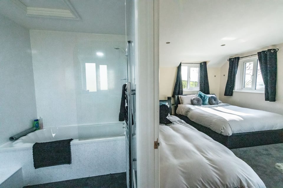 Luxury Triple Room, 1 Bedroom, Ensuite, Mountain View | Bathroom | Free toiletries, hair dryer, bathrobes, towels
