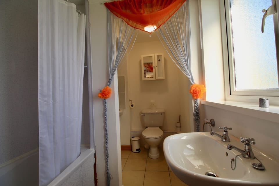 Superior Quadruple Room, 1 Bedroom, Ensuite, Courtyard View | Bathroom | Free toiletries, hair dryer, bathrobes, towels