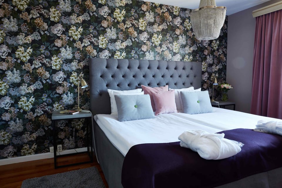 Suite | Desk, blackout drapes, iron/ironing board, free WiFi