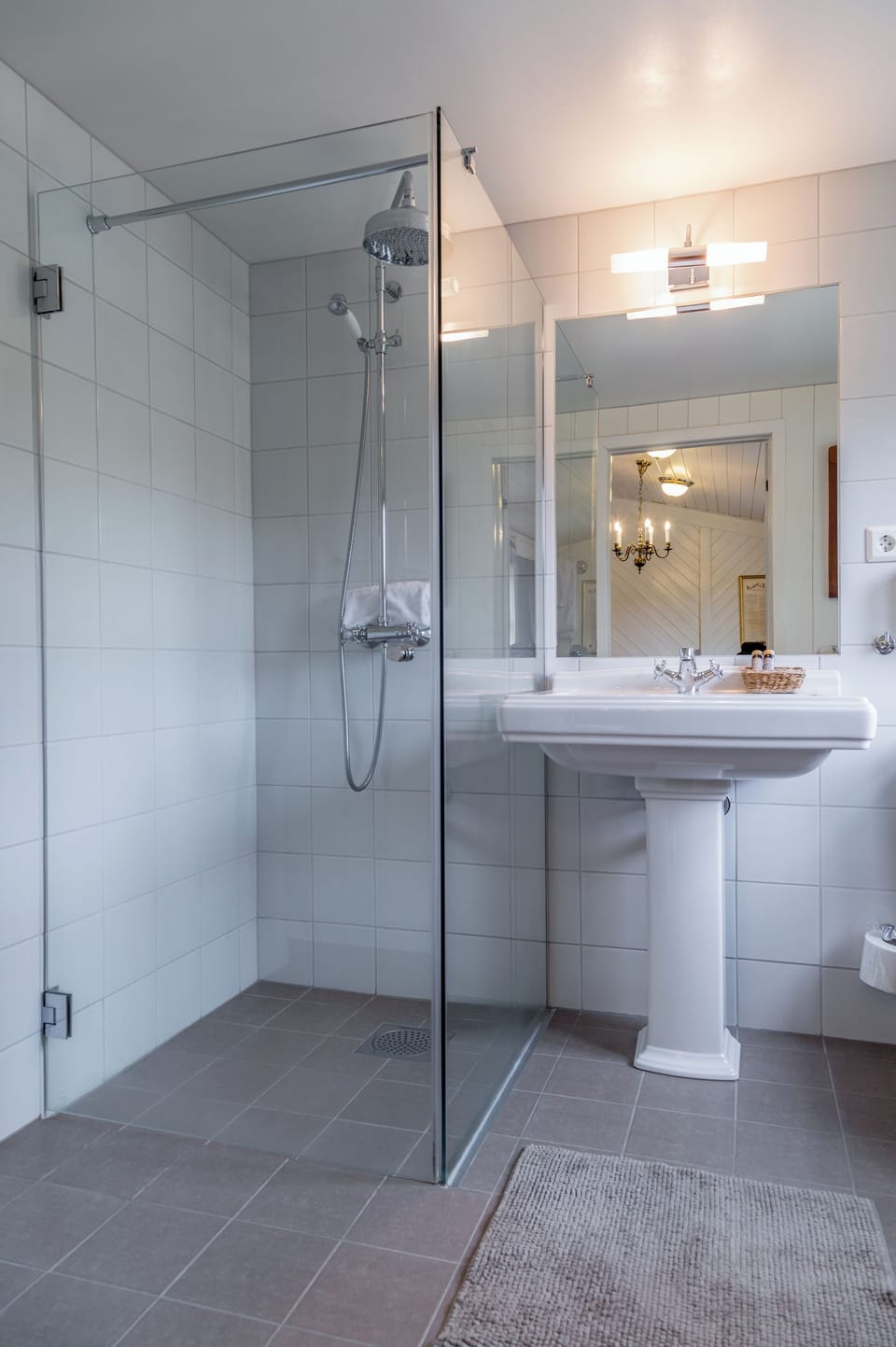 Junior Suite | Bathroom | Free toiletries, hair dryer, towels