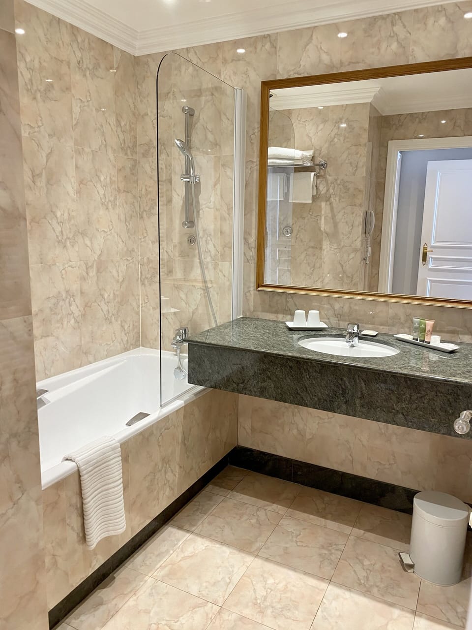 Suite | Bathroom | Combined shower/tub, eco-friendly toiletries, hair dryer, bathrobes