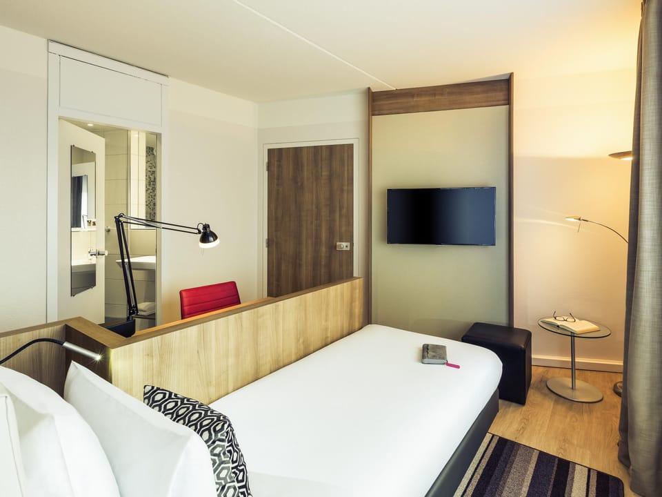 Standard Room, 1 Twin Bed | Minibar, in-room safe, desk, blackout drapes