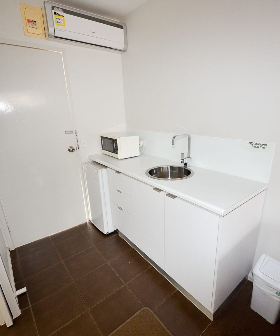 Motel Spa Room | Private kitchenette | Microwave, coffee/tea maker, electric kettle, cookware/dishes/utensils