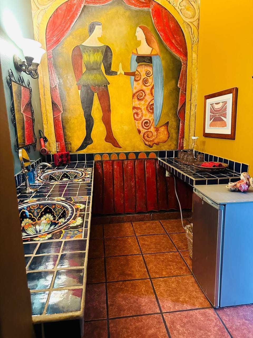 4-Peralta | Minibar, in-room safe, individually decorated, individually furnished