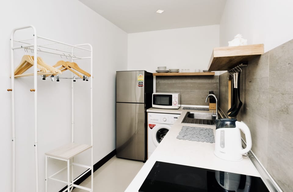 Deluxe Sea View | Private kitchen | Full-size fridge, microwave, stovetop, electric kettle
